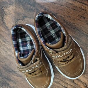Nautica Kids Sneakers in Brown and White
